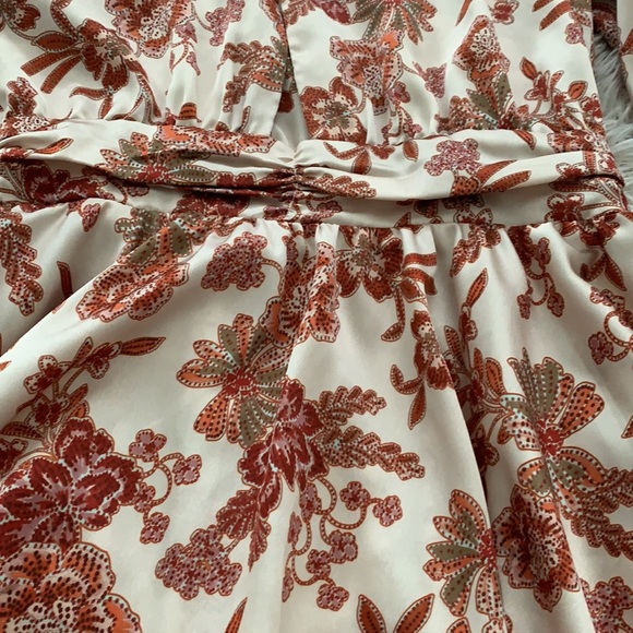 Misa Los Angeles Kara dress in falling floral satin - Picture 10 of 11